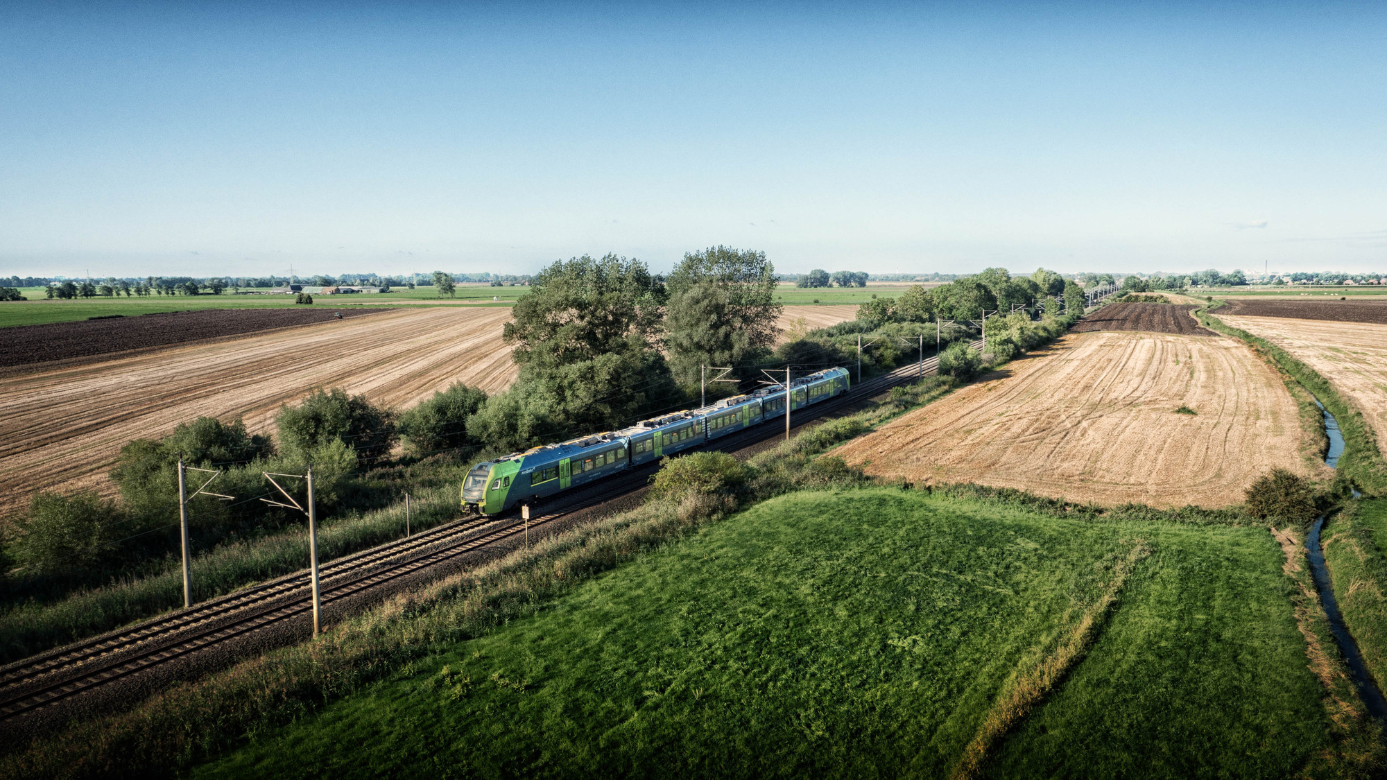 Nah-SH Zug in Landschaft